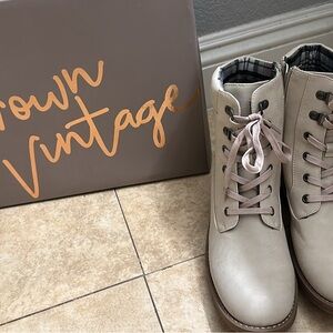 Brand new never worn! Size 9. Crown Vintage books